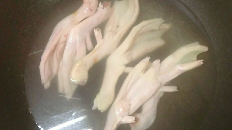 田螺鸭脚煲,鸭脚冷水下锅煮开,至鸭脚断生(喜欢吃烂一点的可以多煮一下)