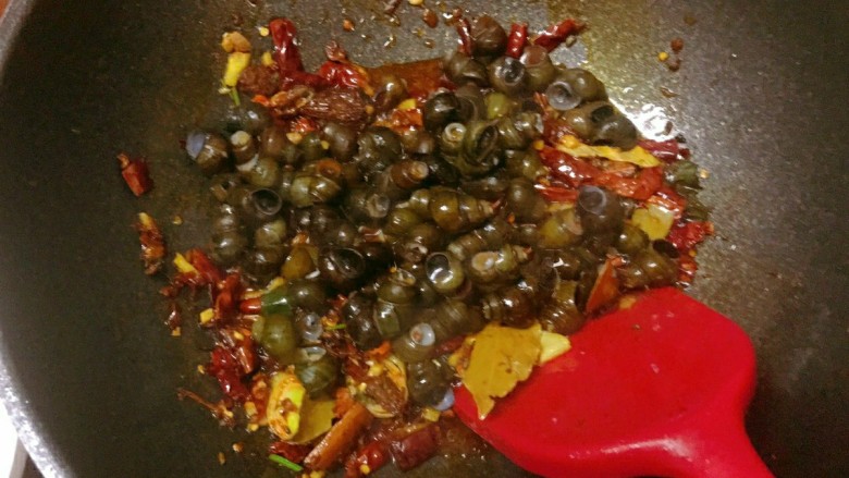 田螺鸭脚煲,加入洗净的田螺,翻炒片刻