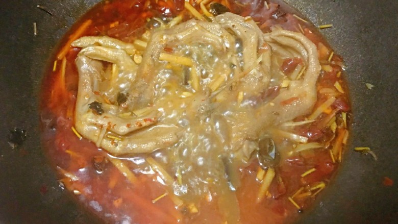 田螺鸭脚煲,大概30分钟左右,剩下的汤汁慢慢浓稠,鸭脚也差不多烂了