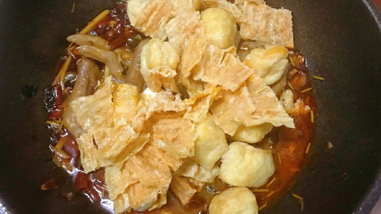 田螺鸭脚煲,加入<a style='color:red;display:inline-block;' href='/shicai/ 12'>鹌鹑蛋</a>炸腐竹和豆腐泡(汤汁不要剩太少了,豆腐泡腐竹都会吸汤汁的哦)