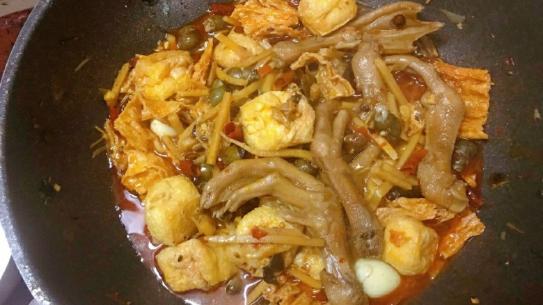 田螺鸭脚煲,翻均匀,煮两分钟那样就可以了