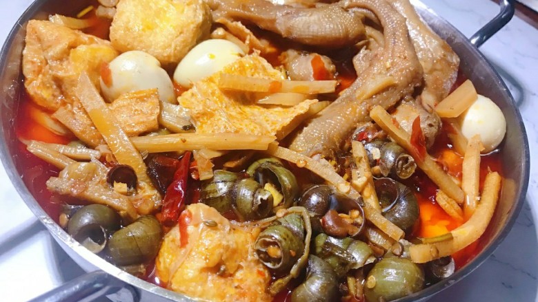 田螺鸭脚煲,这道菜我最喜欢吃的就是鸭脚,田螺的味,酸笋的味都被他吸收了,太入味了