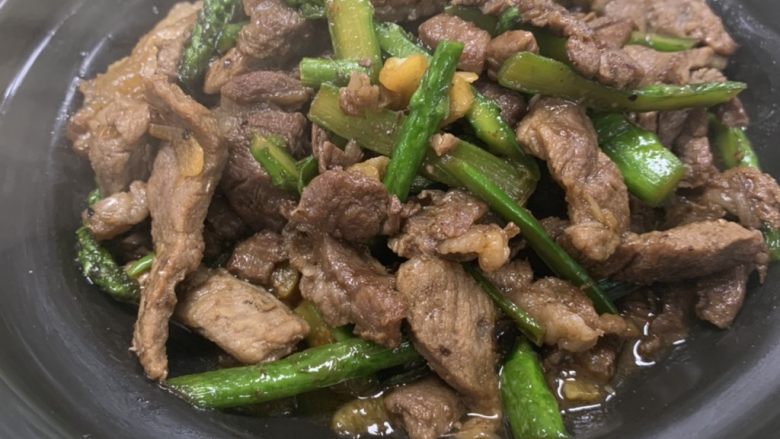 芦笋炒牛肉,收汁,出锅!超下饭的芦笋炒牛肉做好啦!