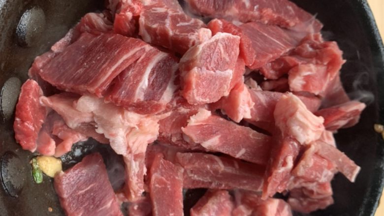 芦笋炒牛肉,下入切好的牛肉,加入盐胡椒