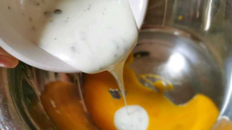 酸乳酪饼干,倒入酸乳酪;