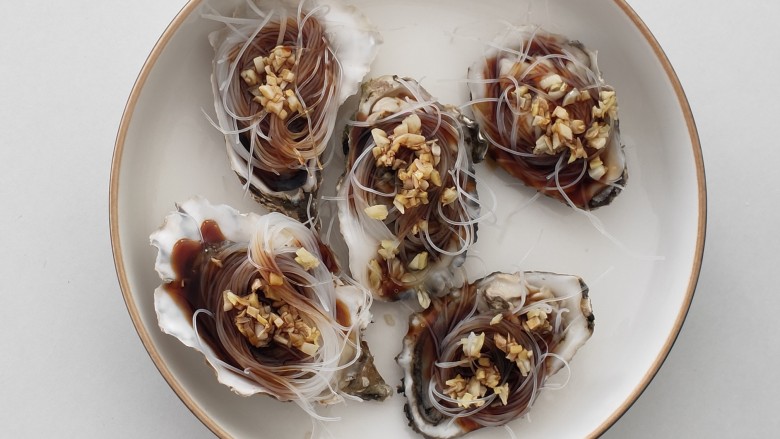 蒜蓉粉丝蒸生蚝,浇上料汁,铺上蒜末