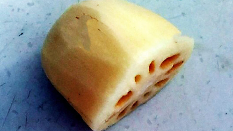 鳕鱼饼,小鲜藕半个,削皮