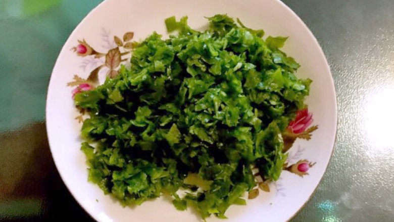 鳕鱼饼,香葱叶切成末
