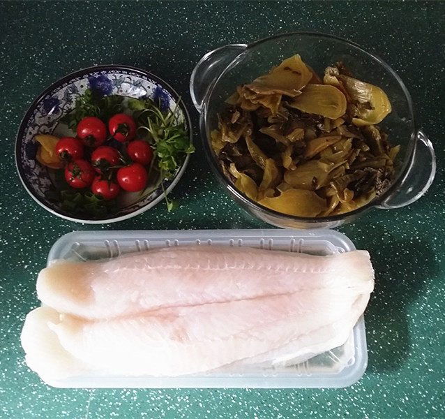 酸汤龙利鱼,准备好所有食材,酸菜洗净切好