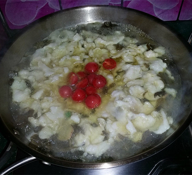 酸汤龙利鱼,待鱼片汤滚开后放入小番茄,增加酸爽味道