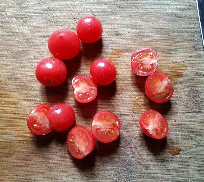 酸汤龙利鱼,这时将备好的<a style='color:red;display:inline-block;' href='/shicai/ 89994'>小番茄</a>清洗干净,再对半切开