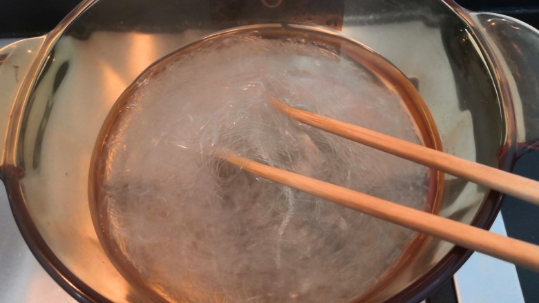 花蛤粉丝,用筷子划散,使粉丝回软