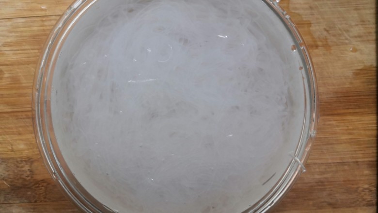 花蛤粉丝,把粉丝,放冷水中过凉