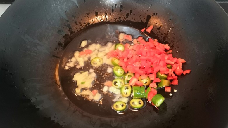 花蛤粉丝,热锅起油,倒入姜,青红椒