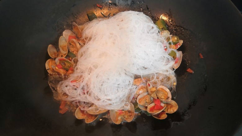 花蛤粉丝,最后,把粉丝倒入