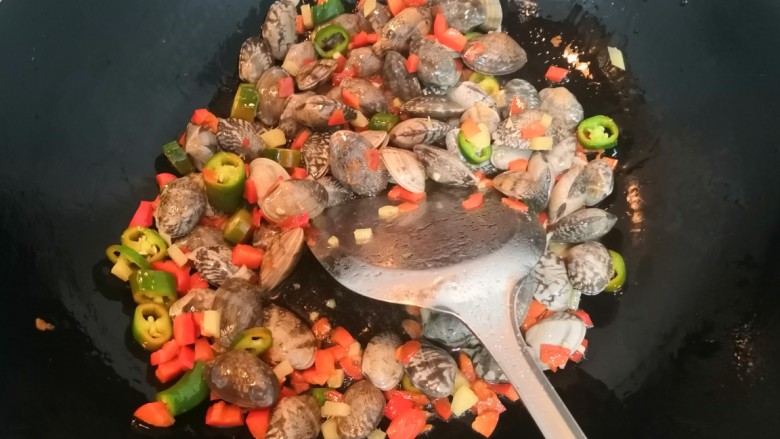 花蛤粉丝,把花蛤,翻炒均匀