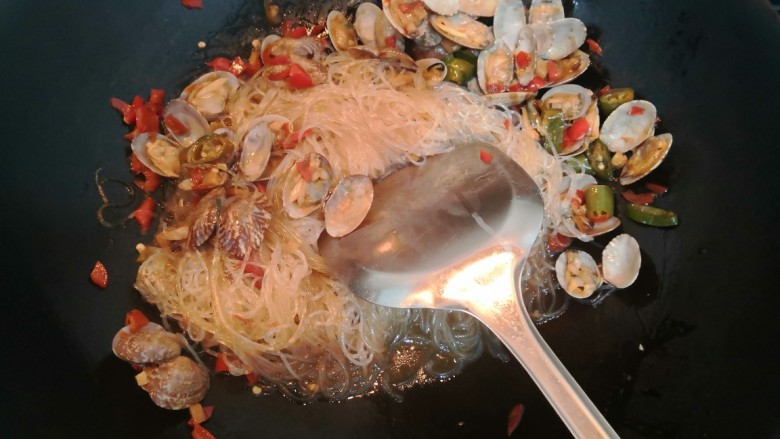 花蛤粉丝,把粉丝和花蛤,翻炒均匀