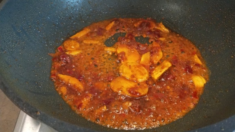 酸汤龙利鱼,锅中倒入适量油烧热炒香葱姜蒜,倒入<a style='color:red;display:inline-block;' href='/shicai/ 699'>番茄酱</a>炒均匀。