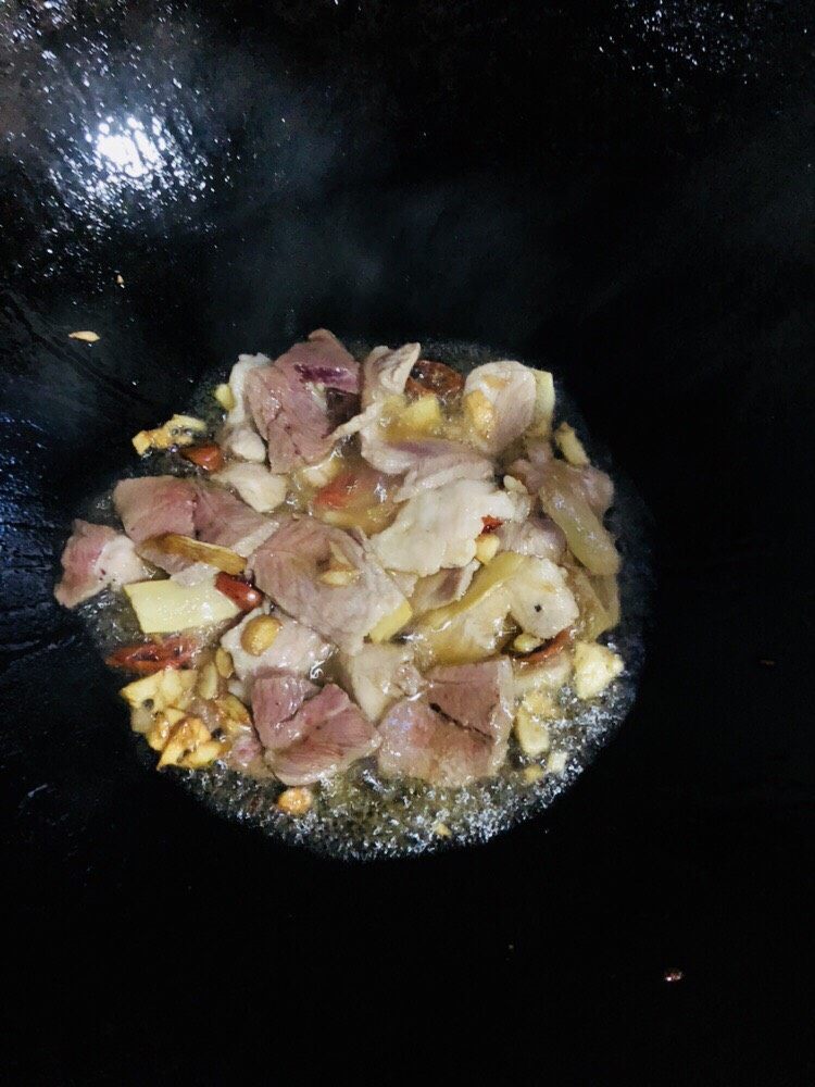 爆炒卷心菜,肉片稍微煎一下,煎出香味。