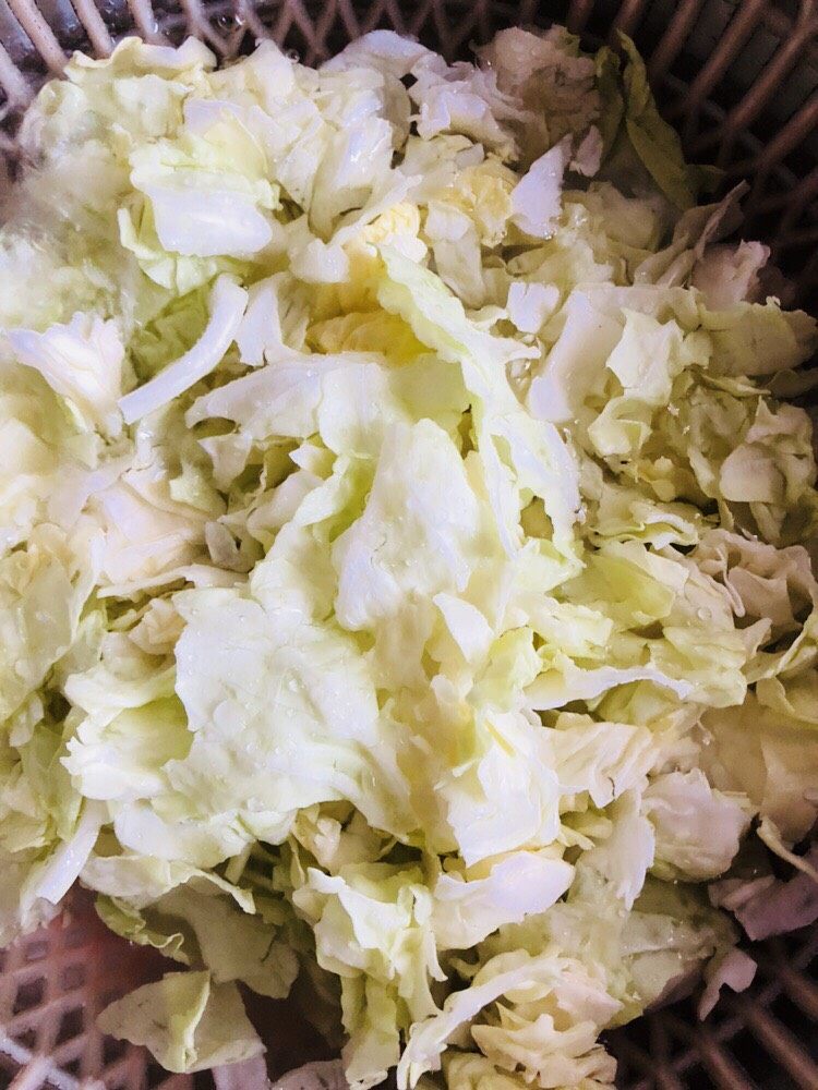 爆炒卷心菜,切开,撕成小片,洗净