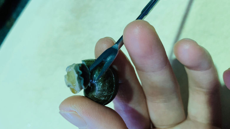 爆炒田螺肉,挑出螺肉;