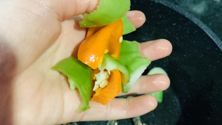爆炒田螺肉,加彩椒;