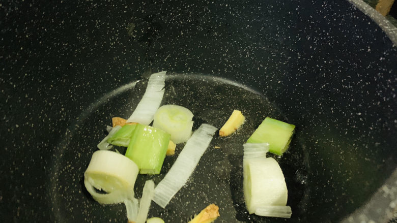 爆炒田螺肉,加辅料,炒香;