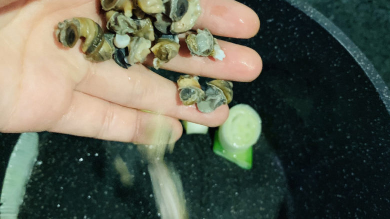 爆炒田螺肉,加入螺肉,炒香;