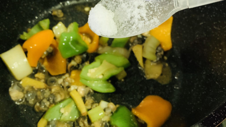 爆炒田螺肉,加半勺盐;