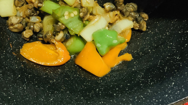 爆炒田螺肉,炒均匀,出锅;