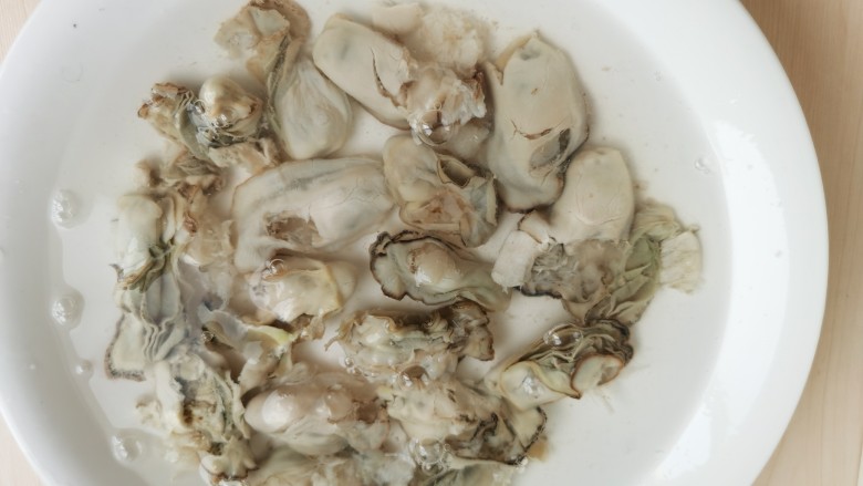 牡蛎炒蛋,牡蛎肉用清水冲洗一下,以免里面有细小的碎壳。