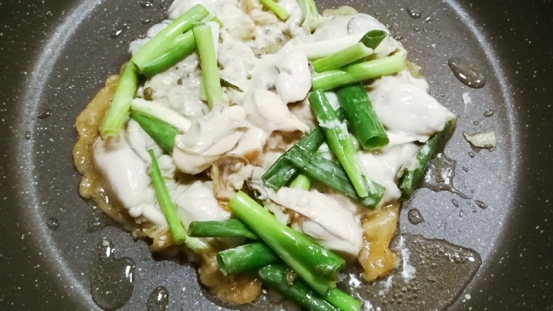 牡蛎炒蛋,起油锅 油热之后放入拌好的牡蛎浆 慢慢摊平