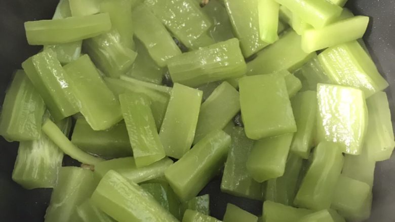 莴笋炒虾仁,把蒜蓉和花椒爆出香味,然后倒入莴笋进行翻炒。