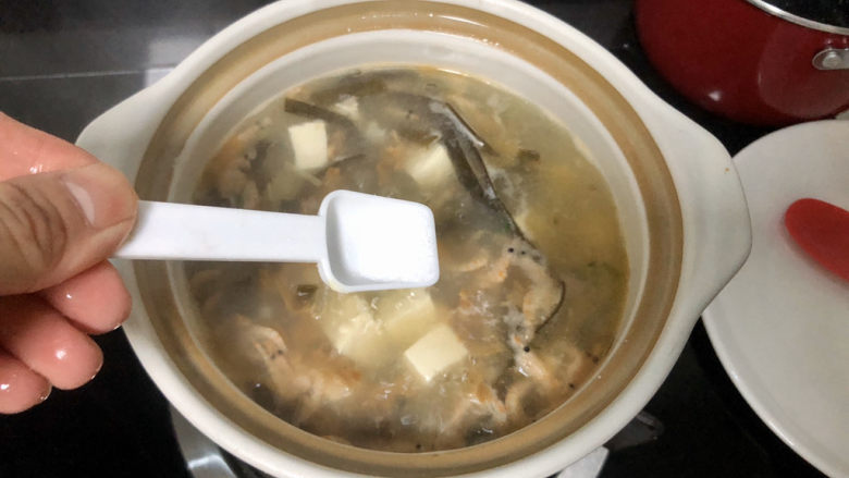 花蛤豆腐汤➕浅红淡白间深黄,尝下咸淡,根据个人口味添加少许食盐,怕性的小伙伴可以再加少许<a style='color:red;display:inline-block;' href='/shicai/ 134296'>白胡椒粉</a>