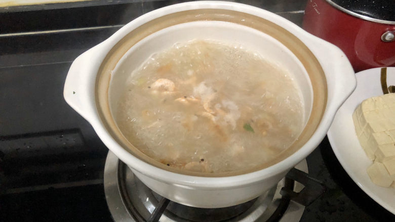 花蛤豆腐汤➕浅红淡白间深黄,加入适量热水,煮开