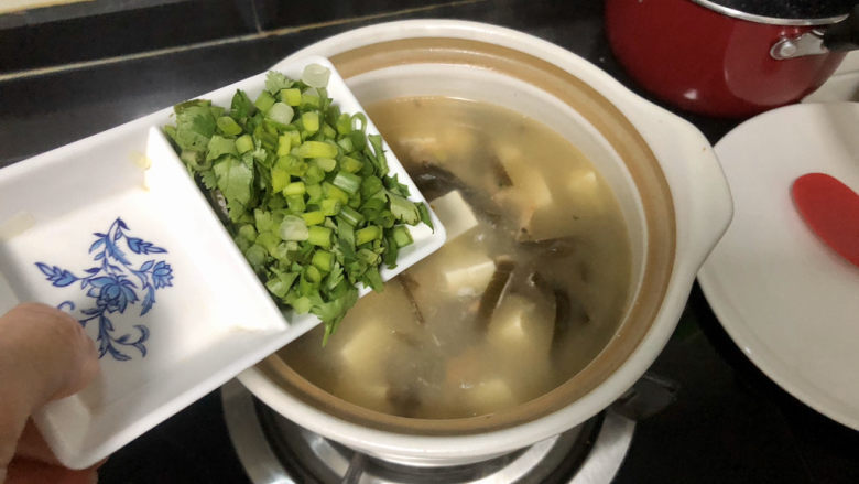 花蛤豆腐汤➕浅红淡白间深黄,关火,撒上葱末香菜,即可上桌享用