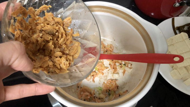 花蛤豆腐汤➕浅红淡白间深黄,加入蛤蜊肉,煸炒干水分