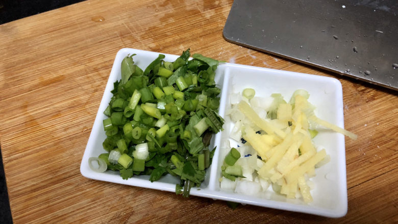 花蛤豆腐汤➕浅红淡白间深黄,姜去皮切姜丝,小葱香菜择好洗净,葱白葱绿分别切末,香菜切碎