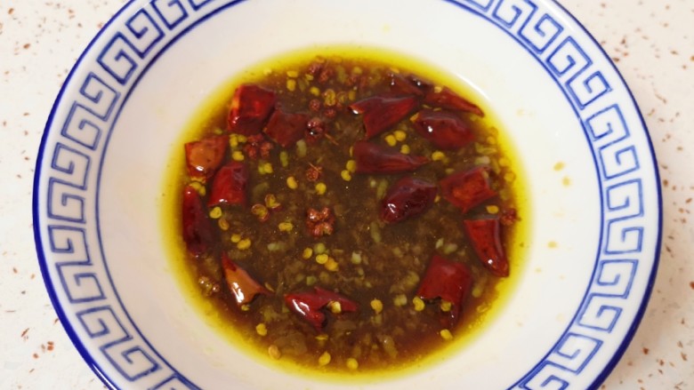 蒸苜蓿菜饼,根据自己的口味放盐、鸡精、香醋和生抽搅拌均匀,蘸汁就调好了。