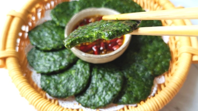 蒸苜蓿菜饼,咬一口,满嘴的菜香味,劲道又好吃。