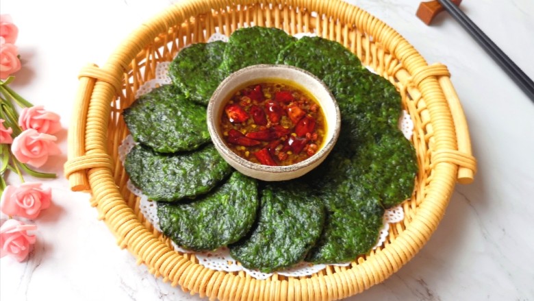 蒸苜蓿菜饼,将菜饼摆好,放上蘸汁。
