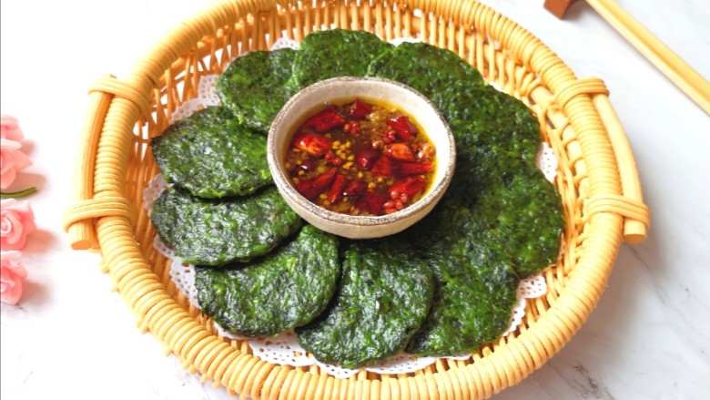 蒸苜蓿菜饼,就可以开吃啦!