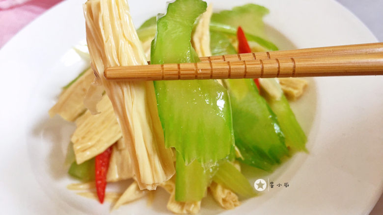 芹菜拌腐竹,爽脆成品~
