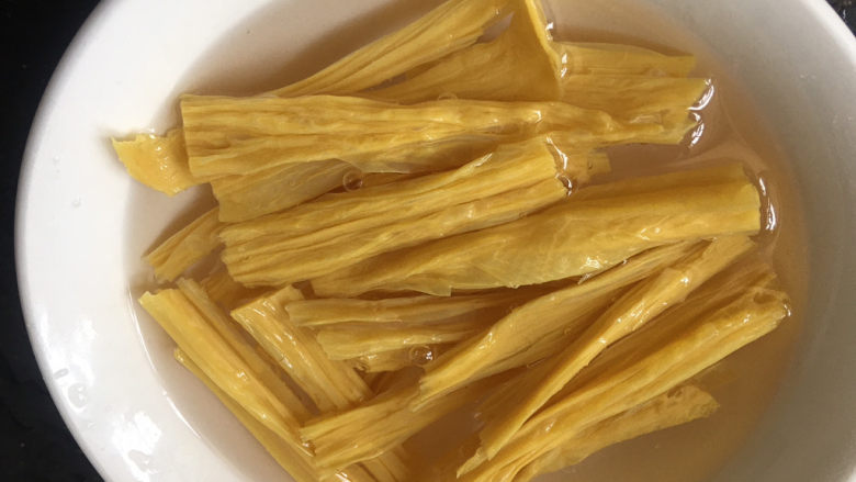 芹菜拌腐竹,腐竹提前用温水浸泡3个小时,充分的泡开,用用水泡的话,可以提前一个晚上泡开。腐竹比较的轻,也会泡发的比较大,不用很多。