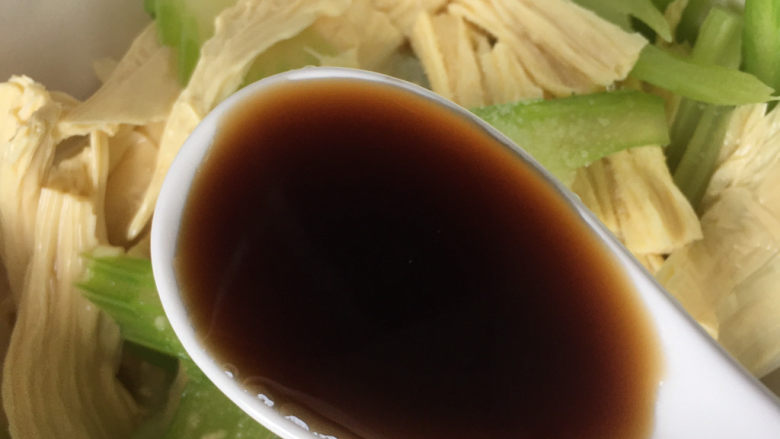 芹菜拌腐竹,加入2少<a style='color:red;display:inline-block;' href='/shicai/ 793'>米醋</a>,不喜欢酸的可以加生抽