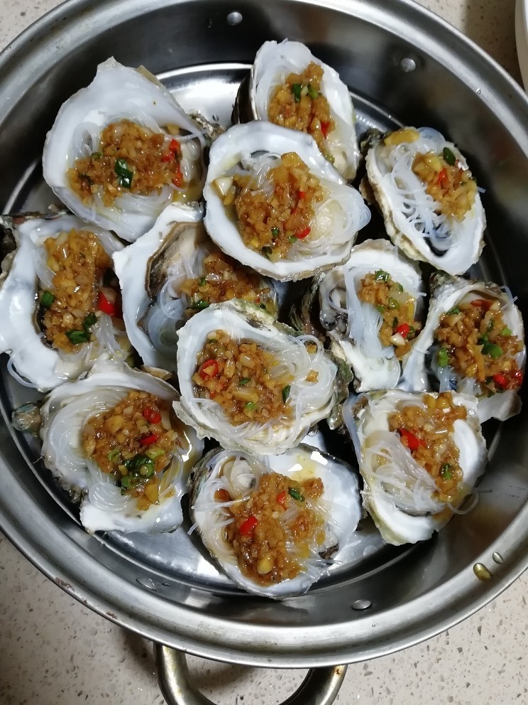 蒜蓉粉丝蒸生蚝,十分钟到,揭盖出锅,洒上香葱花。
