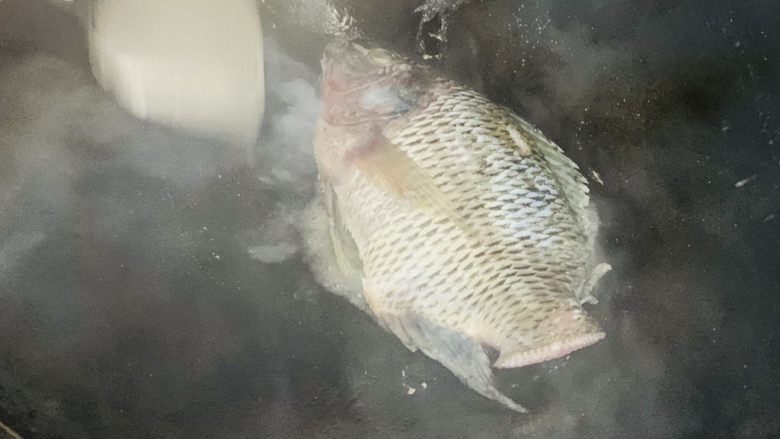 话梅蒸鱼,小火慢煎,一会再翻面。