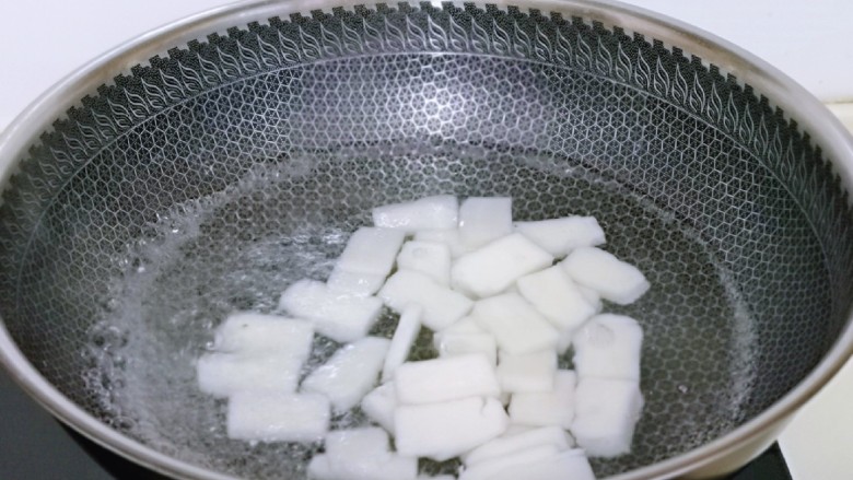 酸汤龙利鱼,年糕焯个水,水开后下年糕,再次烧开关火。(也可以不炒,根据个人喜好来)之后利用这个水烫几朵<a style='color:red;display:inline-block;' href='/shicai/ 10122'>西蓝花</a>,捞出过冷水备用。