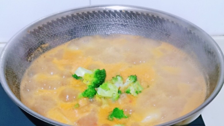 酸汤龙利鱼,加入焯水的西蓝花煮30秒,淋上<a style='color:red;display:inline-block;' href='/shicai/ 5365'>果醋</a>关火。