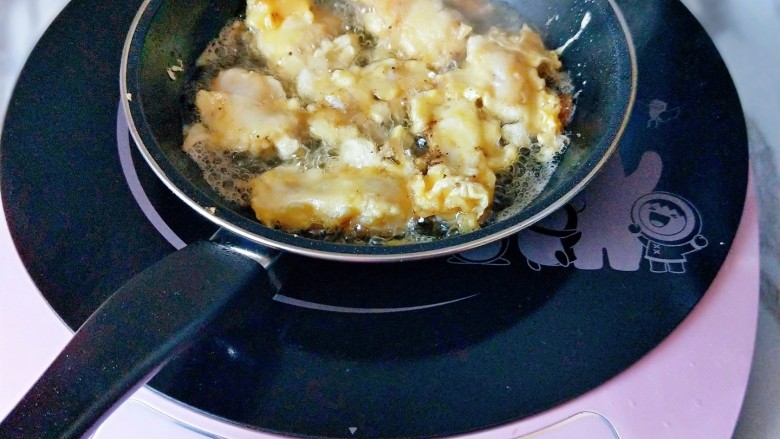 糖醋龙利鱼,起油锅,之后用筷子将挂满面糊的龙利鱼夹入油锅中,炸至微黄,捞出即可。